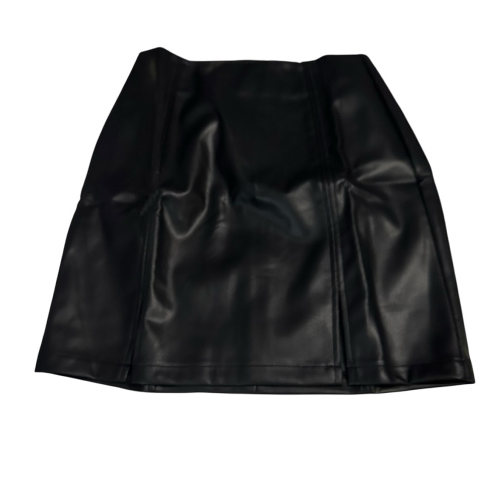 Chic Black Faux Leather Mini Skirt - Picture 3 of 4
